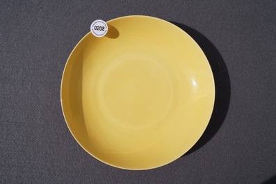 Une assiette en porcelaine de Chine jaune monochrome, marque de Hongzhi, 19/20&egrave;me